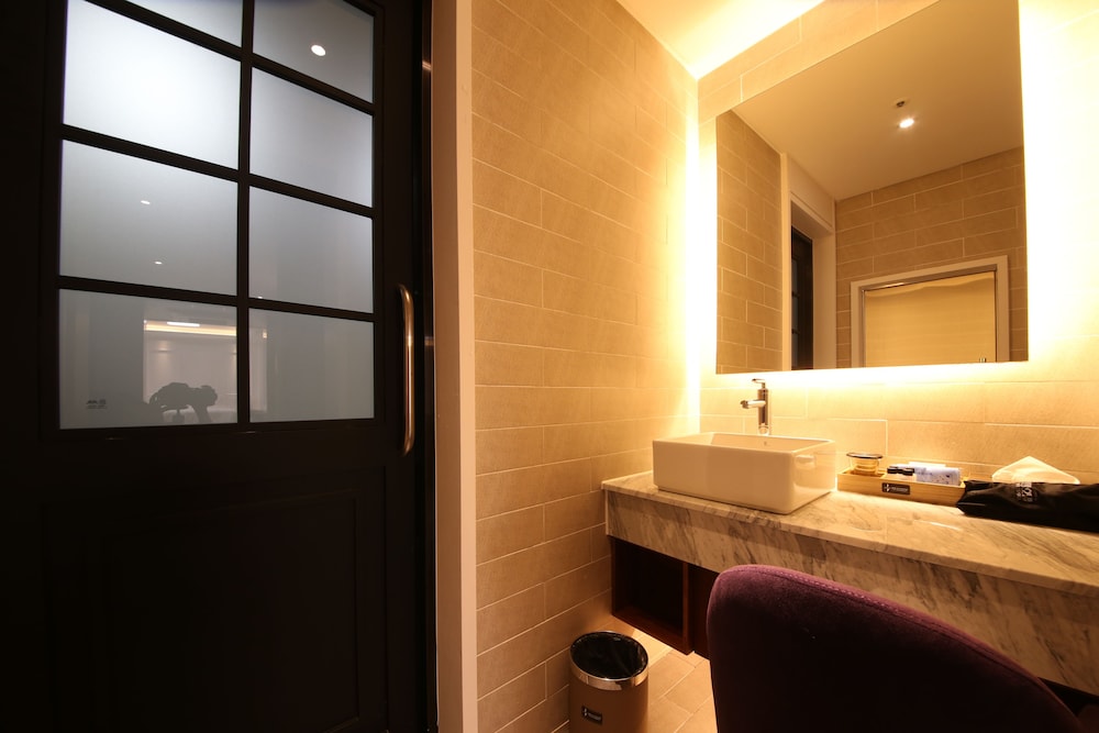 Bentley Hotel Chungjang 35/38