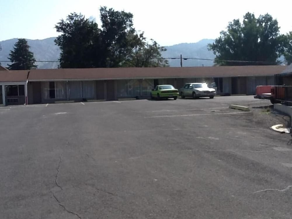 Safari Motel 6/55