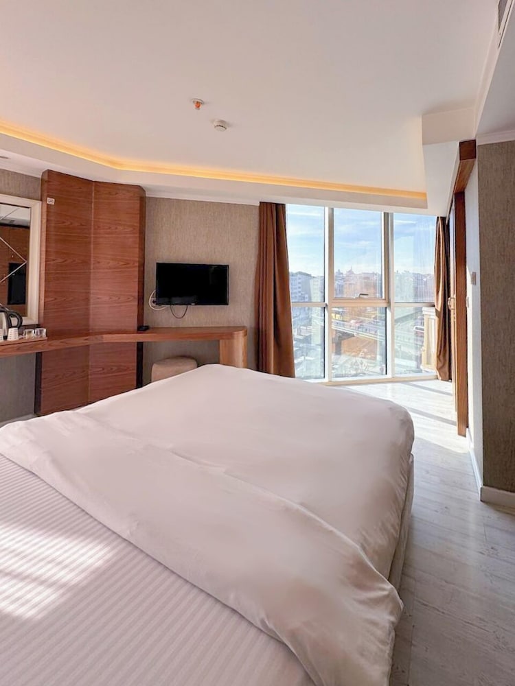 SUPERIOR, KING BED, CITY VIEW