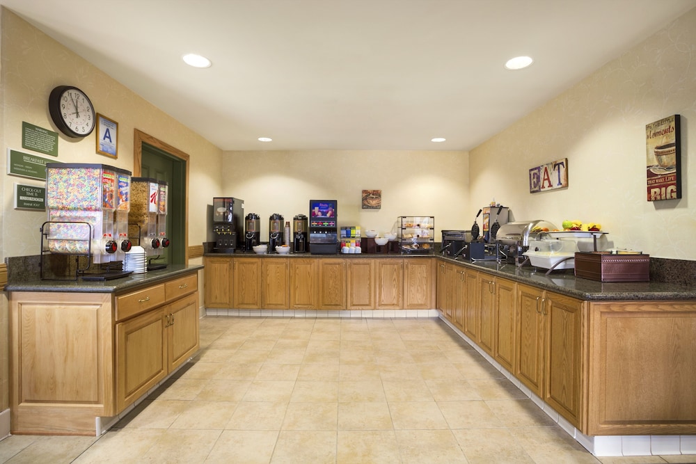 Lobby at Holiday Inn & Suites Barstow, BARSTOW - CA