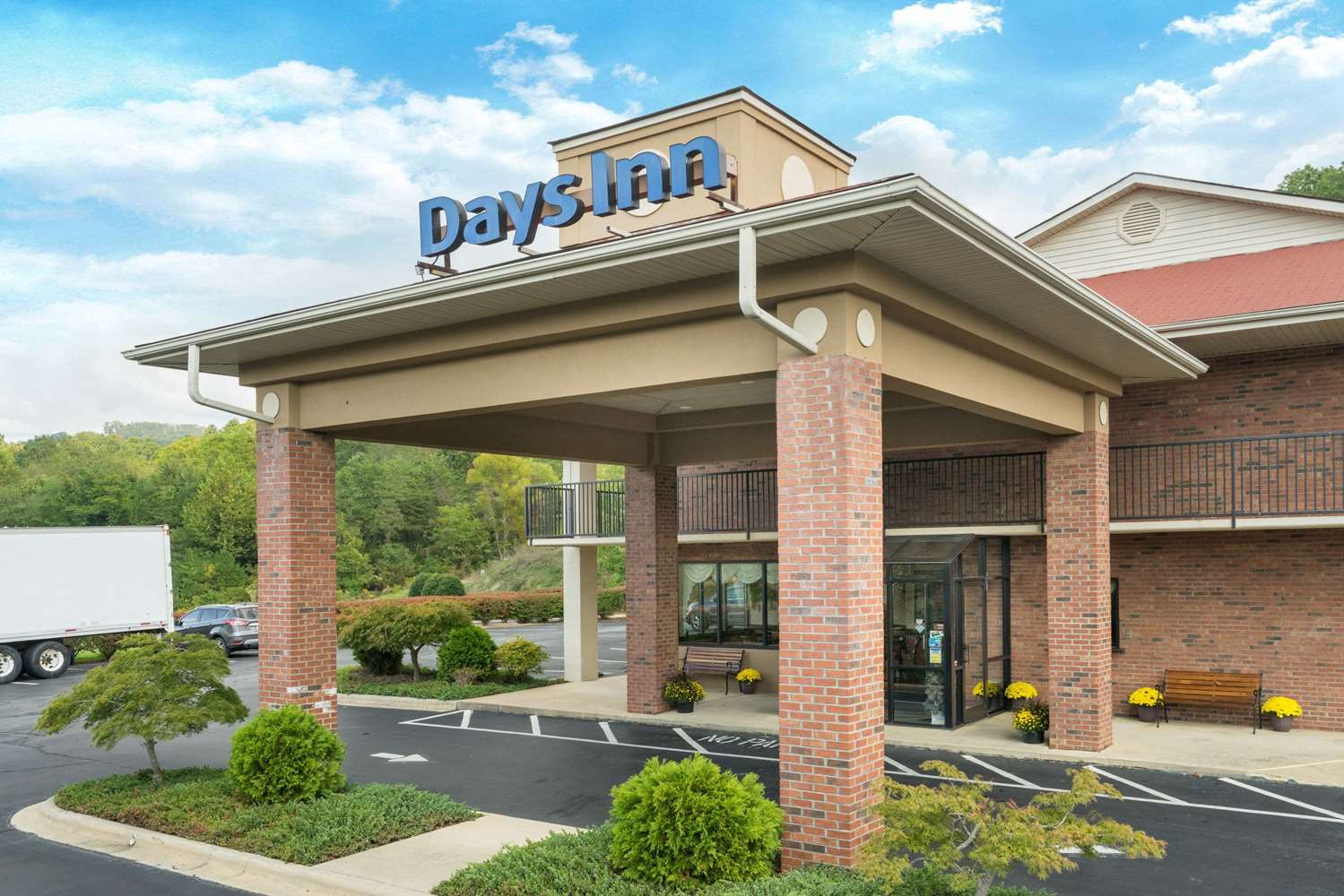 Days Inn by Wyndham Asheville Downtown North 1/10