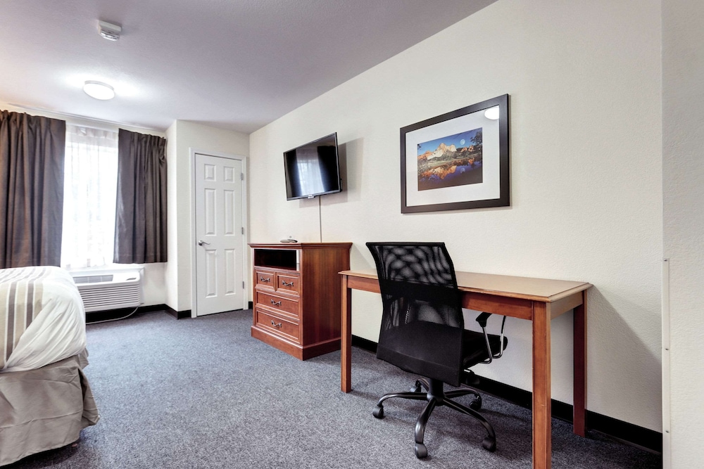 Suburban Studios Westminster Denver North 30/33