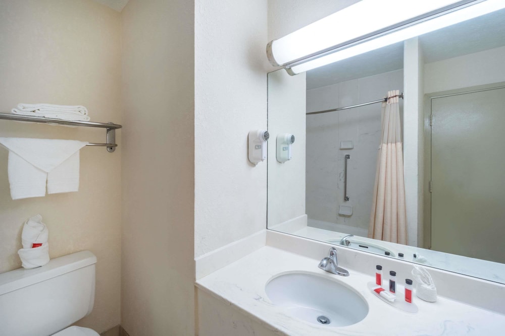Days Inn by Wyndham Columbus Airport 16/37