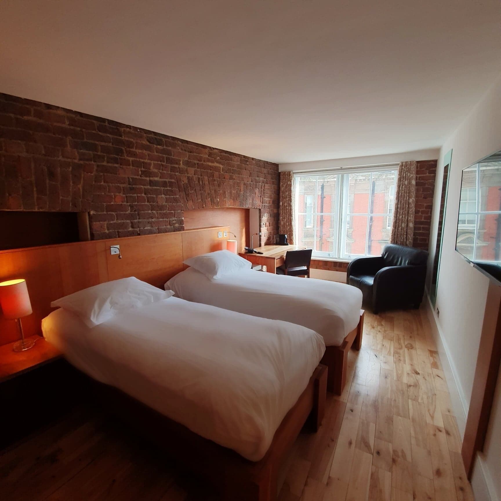 ROOM, TWIN BEDS