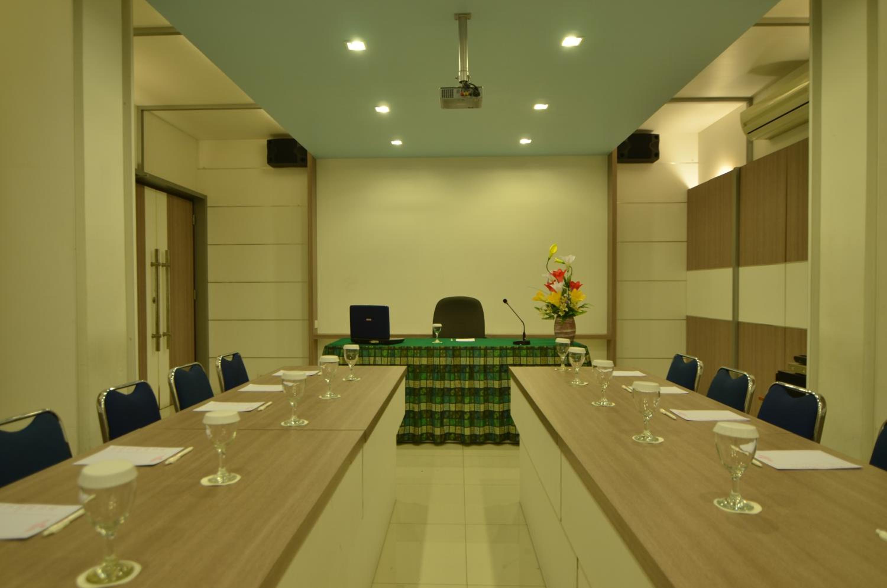 HOTEL MAXIMILLIAN 48/55