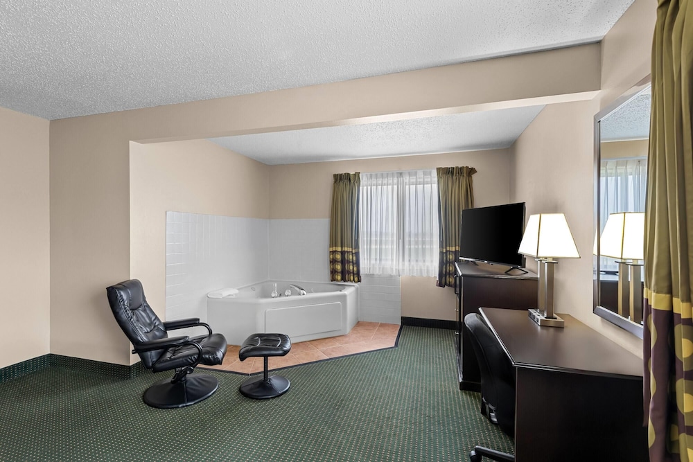 Super 8 by Wyndham Jefferson 37/42