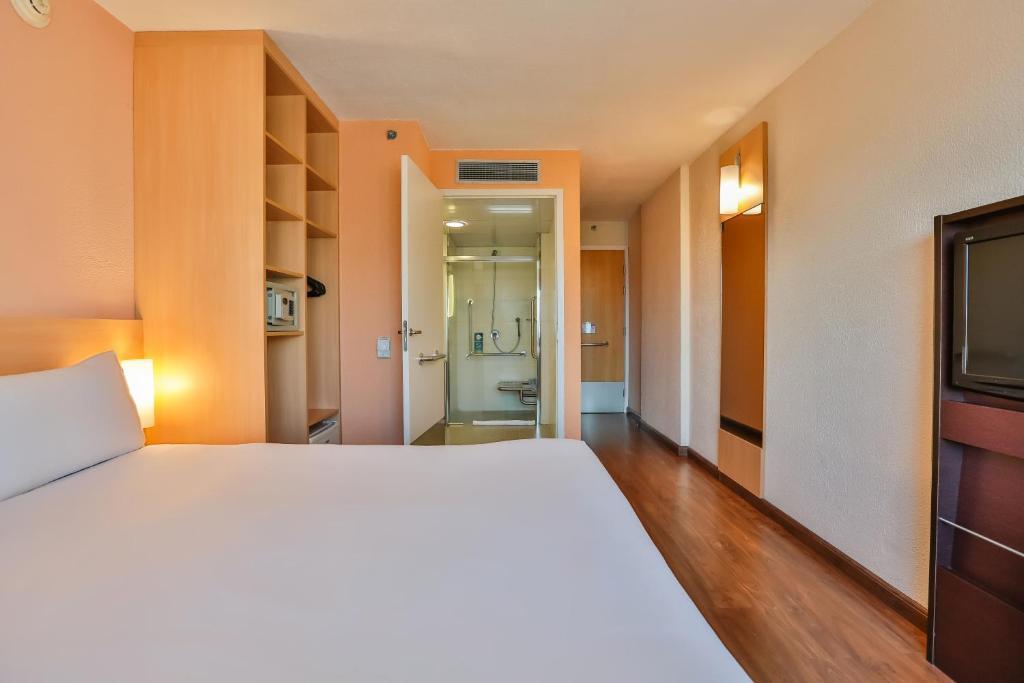 Room, Street View, Accessible