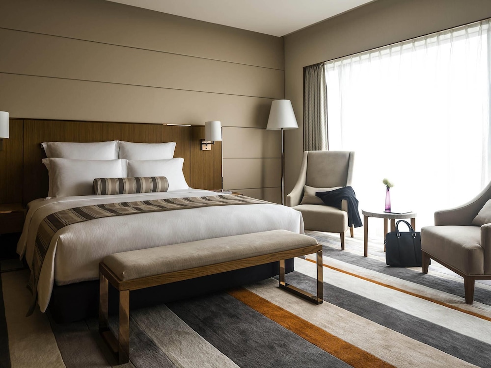 DELUXE, KING BED