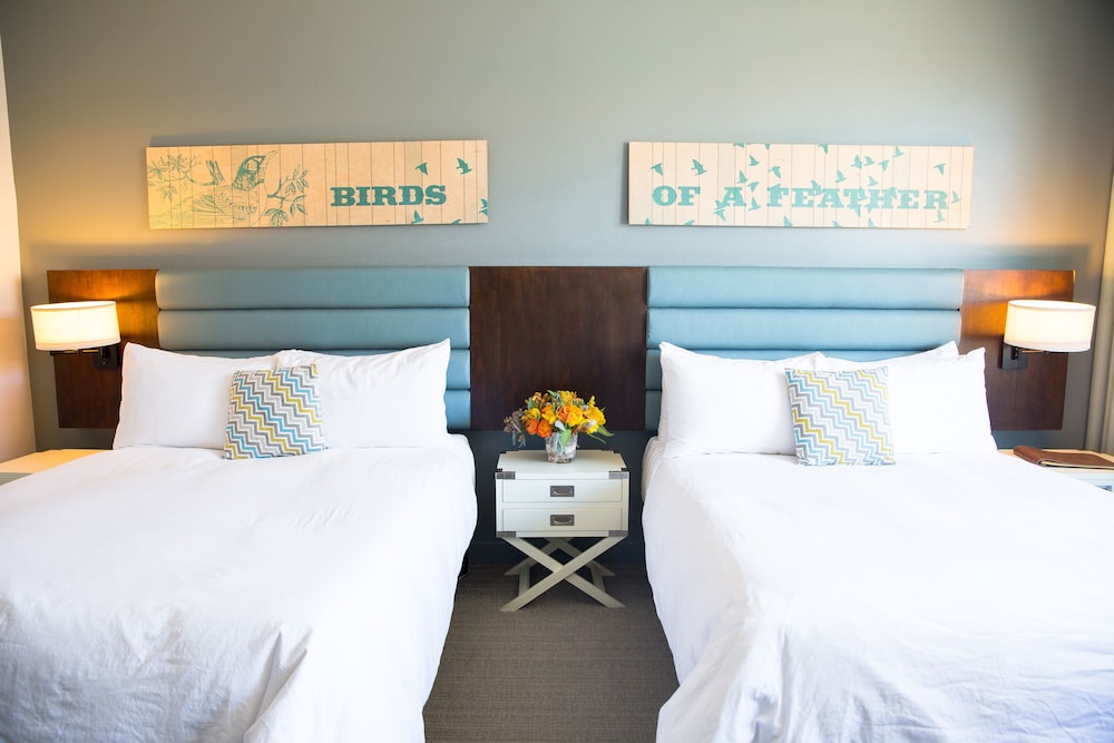 Lakehouse Hotel and Resort 40/100