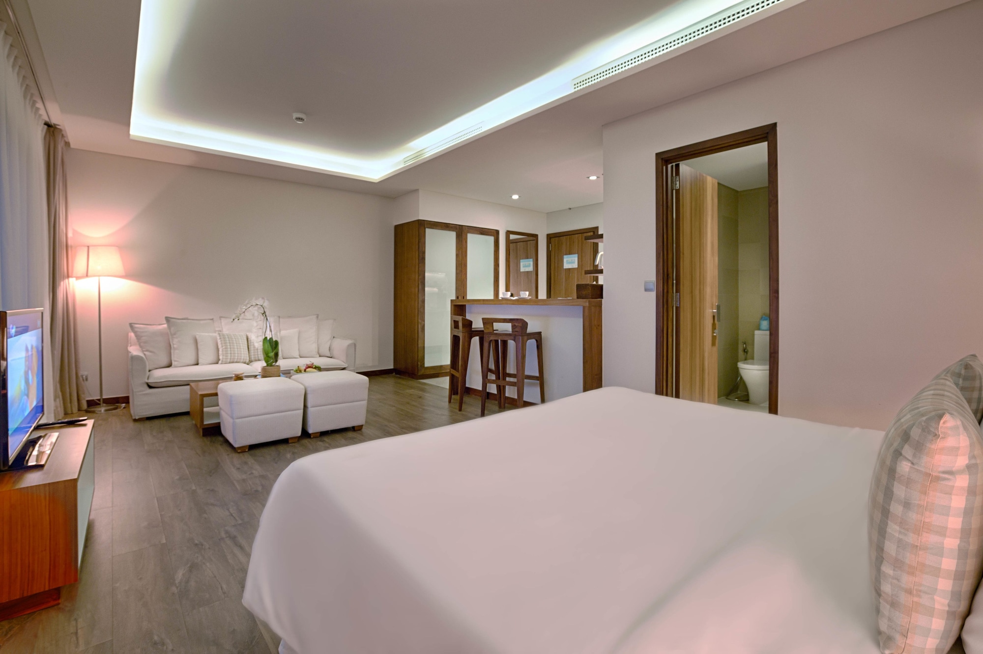 2 BEDROOMS, SUITE, CITY VIEW, BALCONY
