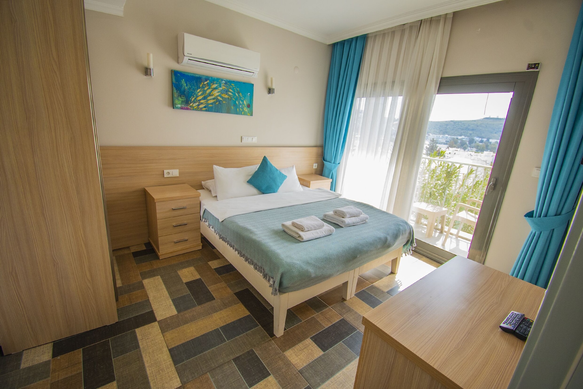 غرفة بسرير مزدوج بإطلالة على البحر مع أريكة، M Suite Hotel 3/10