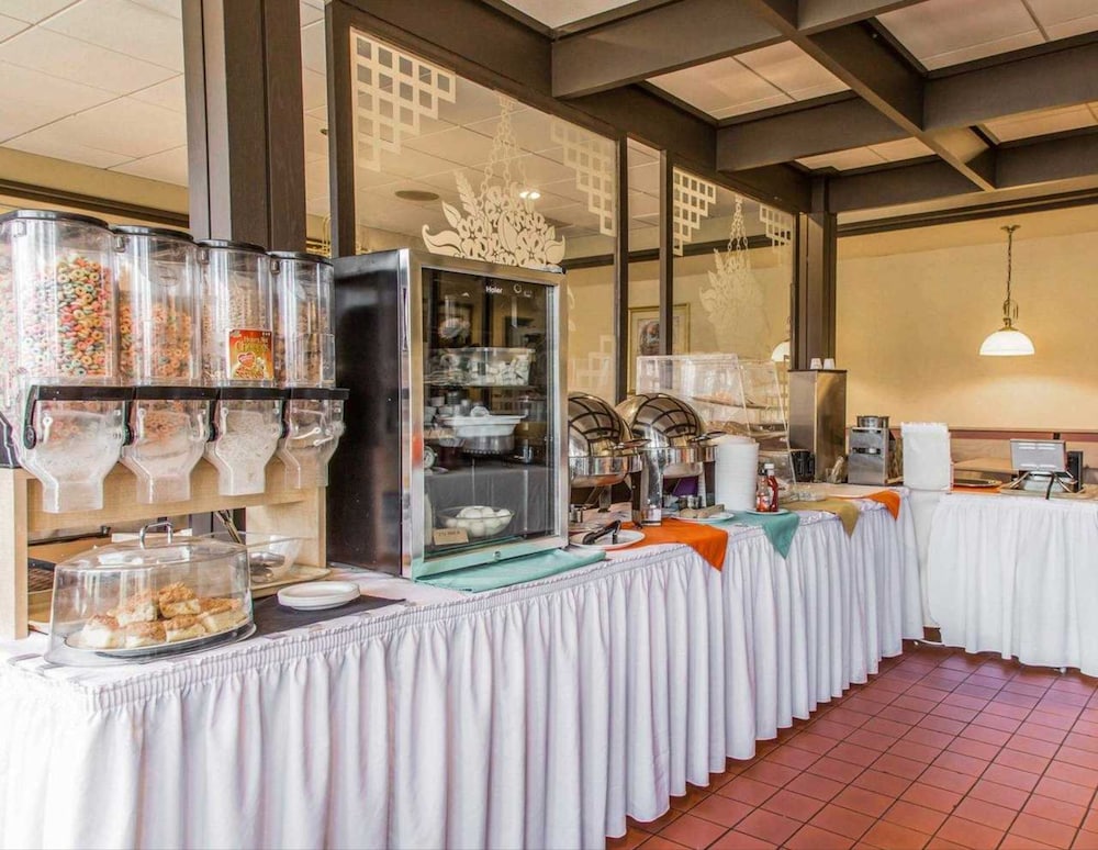 Rodeway Inn & Suites East Windsor CT 32/44