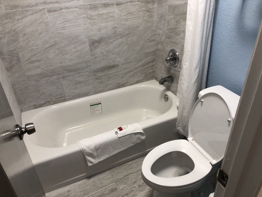 Days Inn by Wyndham Shorter 18/24
