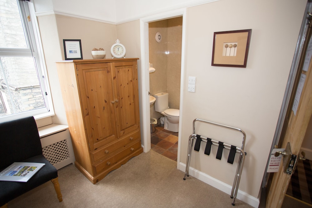 Holly Lodge Guest House 53/72