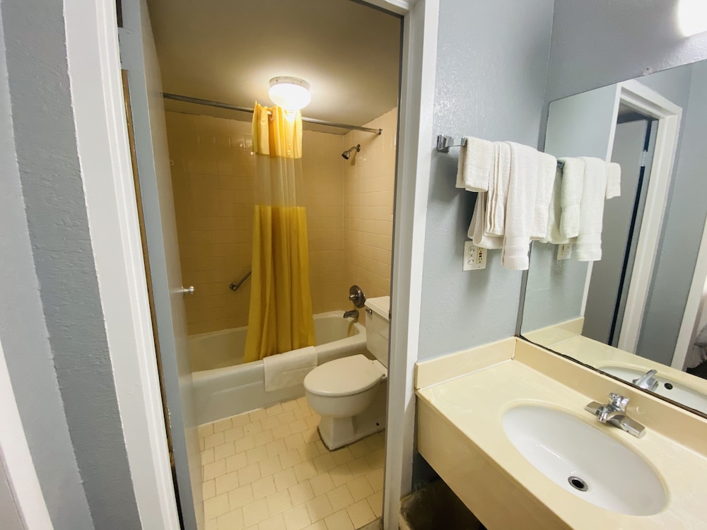 Travelers Place Inn & Suites 65/73