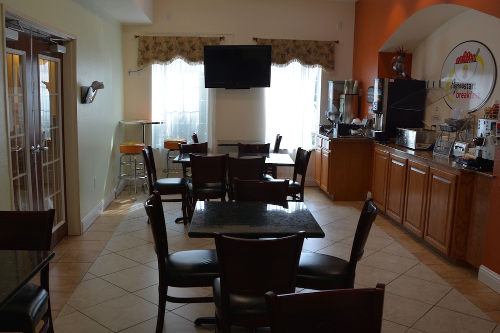 Super 8 By Wyndham Austin/Airport South 45/49