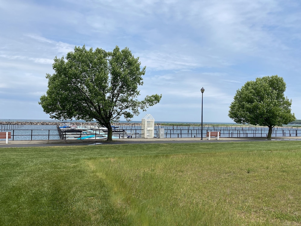 Clarion Hotel Conference Center On Lake Erie 21/43
