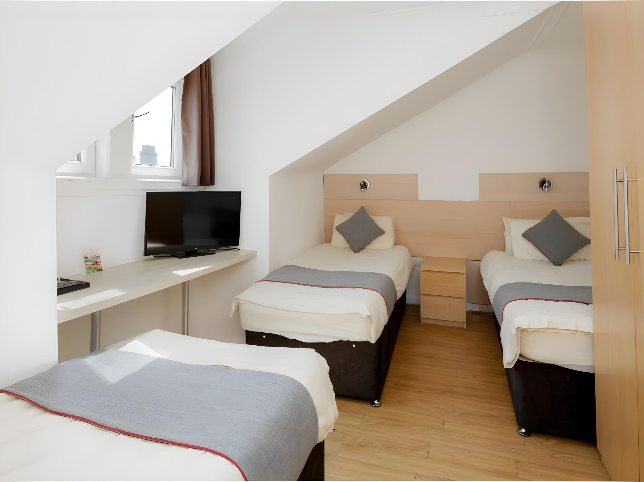 ROOM, TRIPLE, SHARED BATHROOM