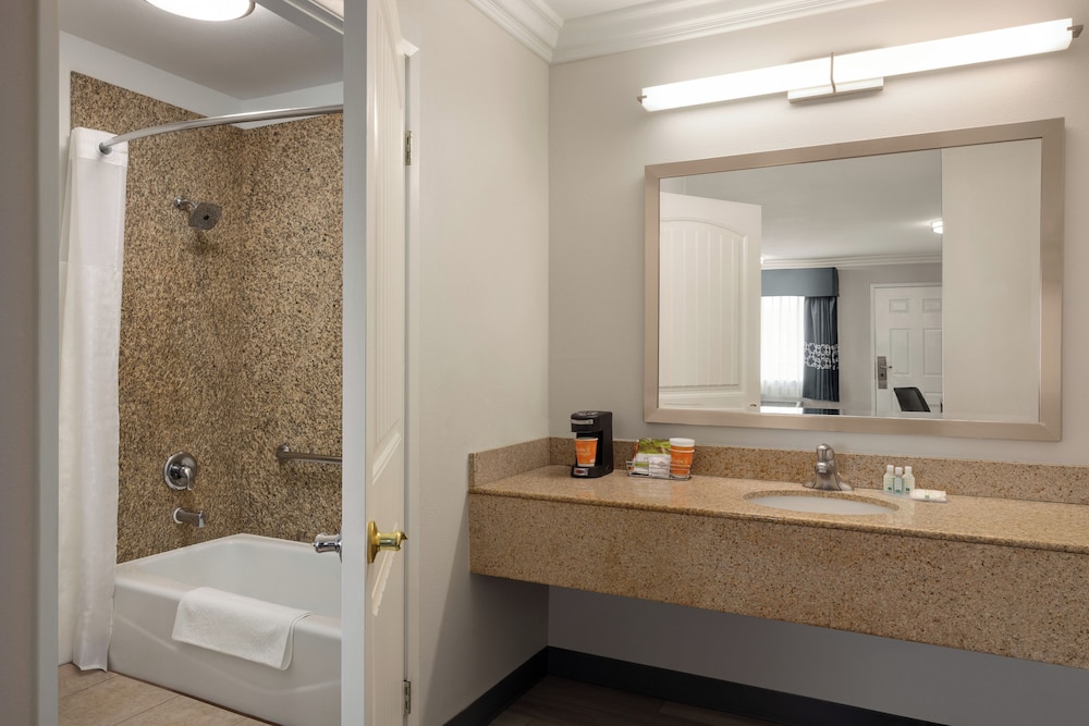 غرفة قياسية بسريرين كوين، Quality Inn Lake Elsinore 10/10