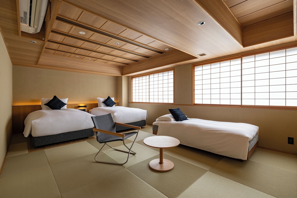 EXECUTIVE, TWIN BEDS, SOFA