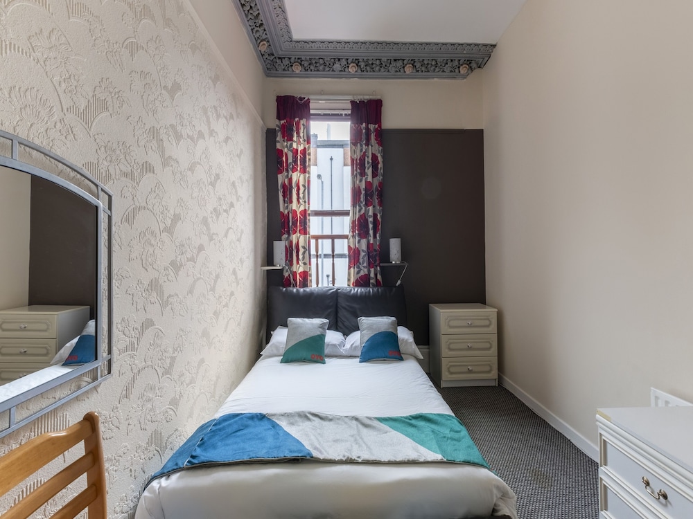 OYO Queens Quarter 24/56