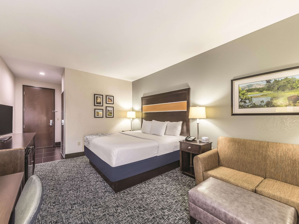 La Quinta Inn & Suites by Wyndham Tulsa - Catoosa Route 66 6/36