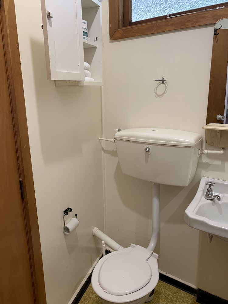 MANAPOURI LAKEVIEW MOTOR INN 68/69