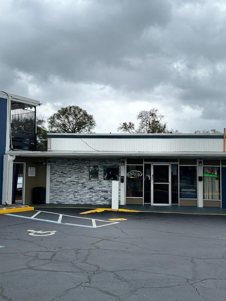 Gator Lodge 2/30