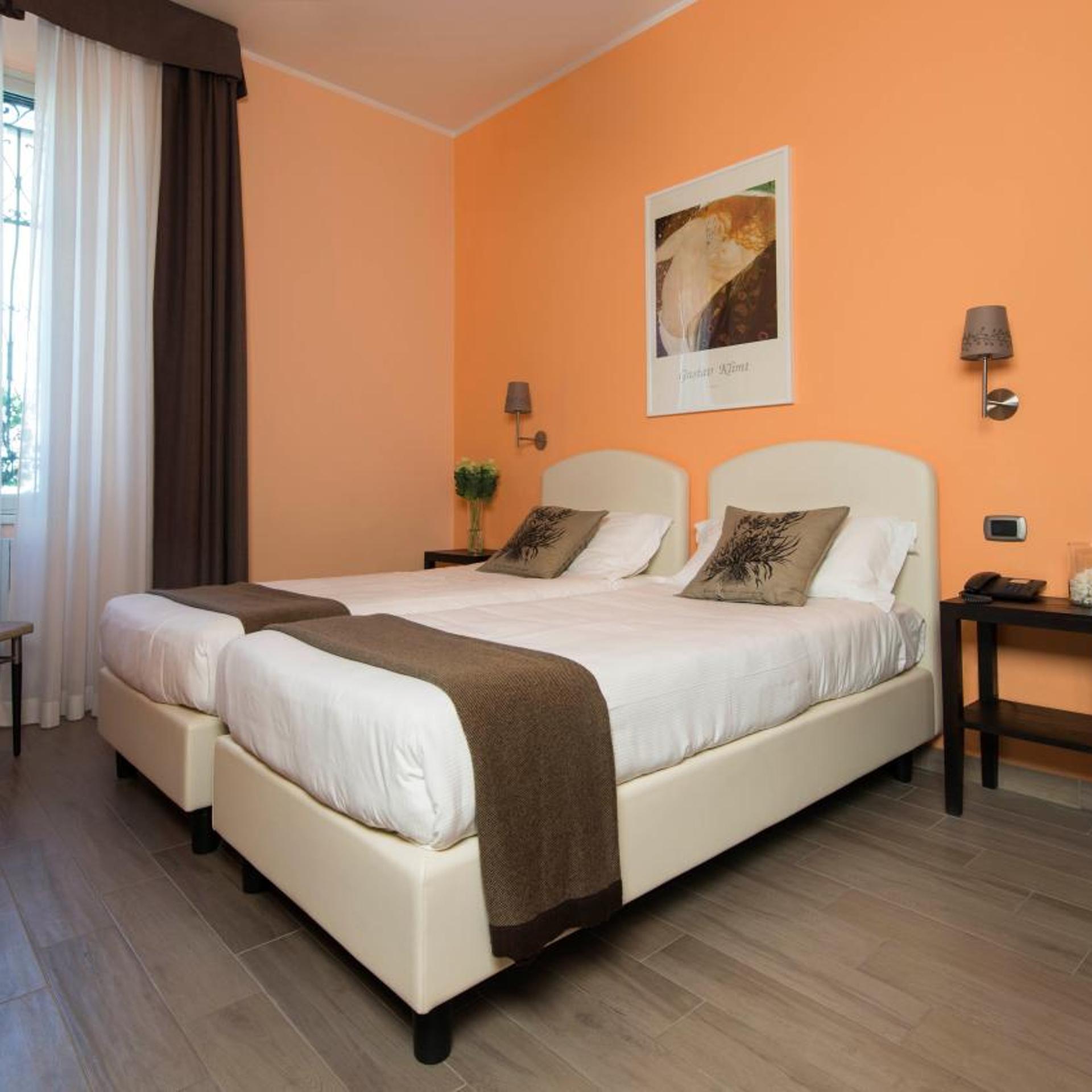 ROOM, TWIN BEDS