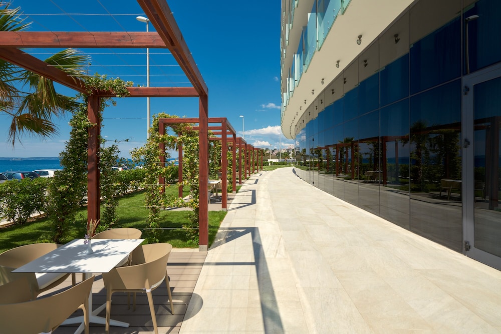 Amphora Hotel 73/80