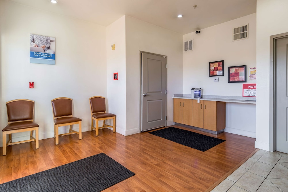 OYO 1001536 Studio6 Bakersfield, CA 8/62
