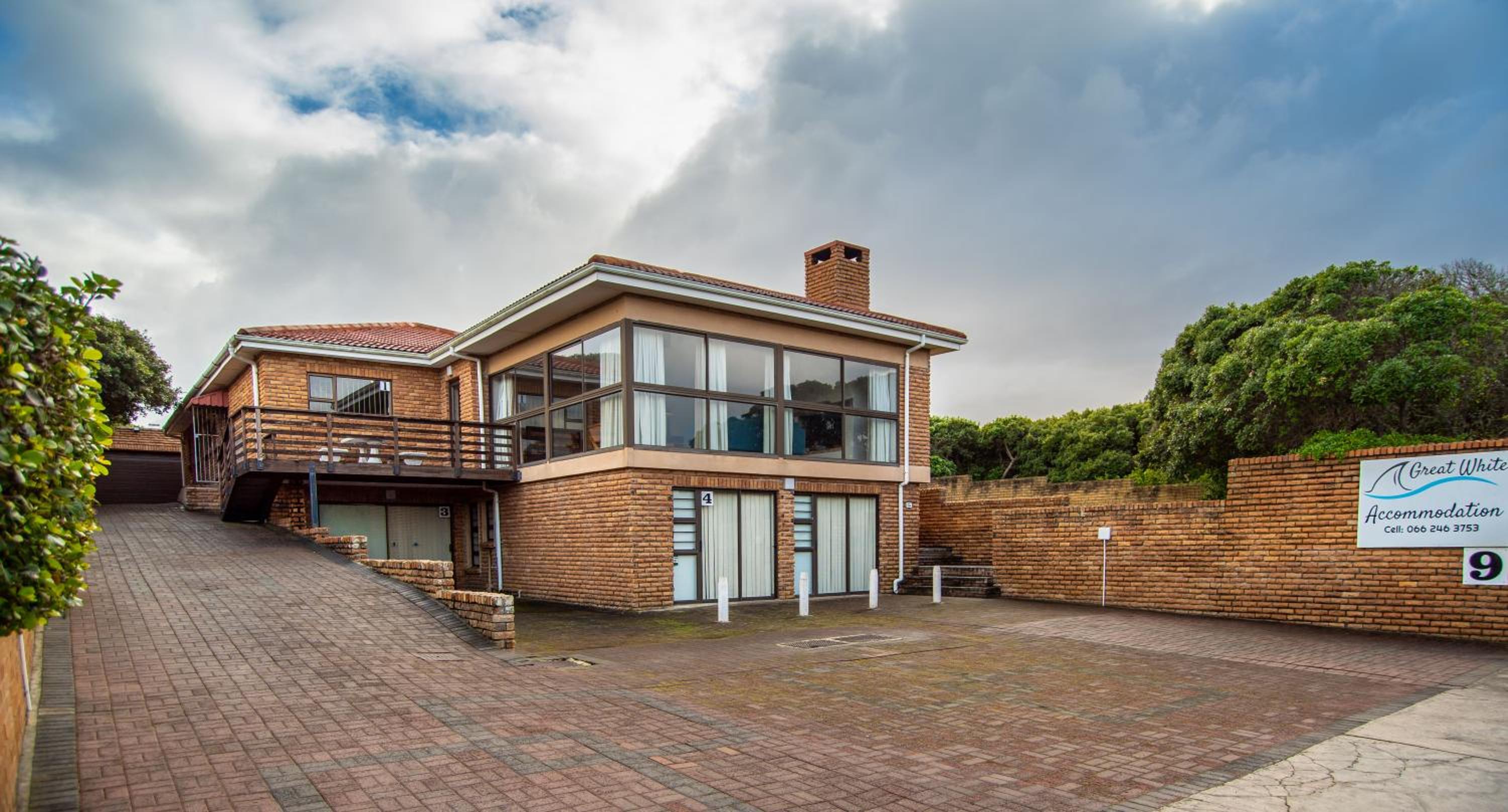 Great White Accommodation 27/32