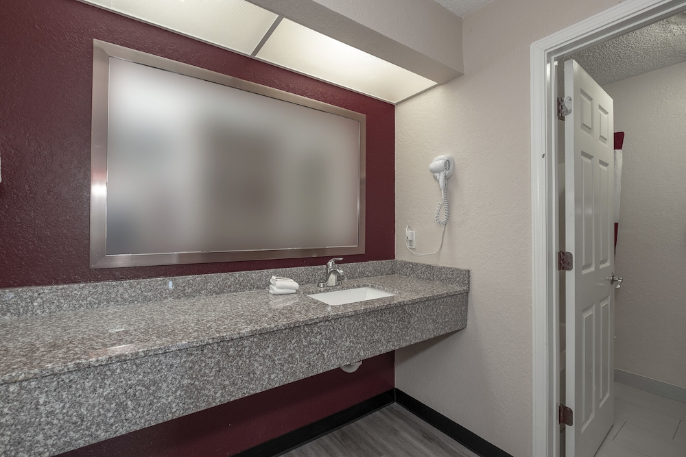 Red Roof Inn And Suites Pensacola Nas Corry 33/44