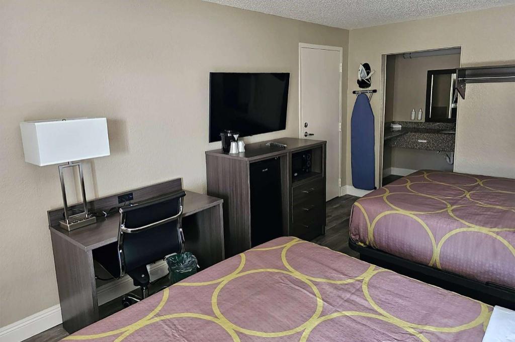 DELUXE, 2 QUEEN BEDS, SMOKING