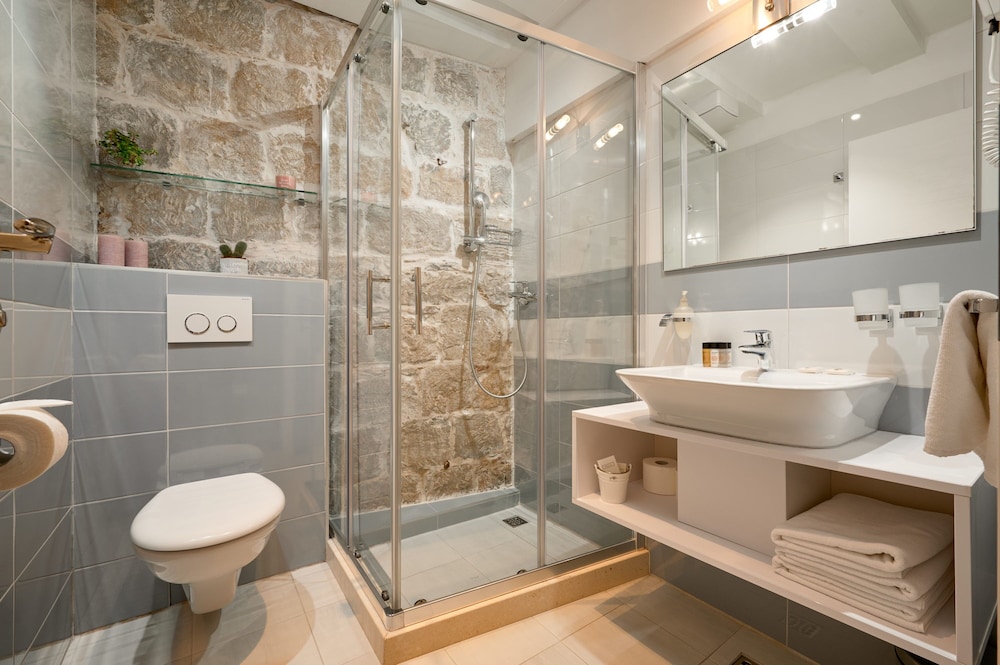 LANTERNA ROOMS 46/50