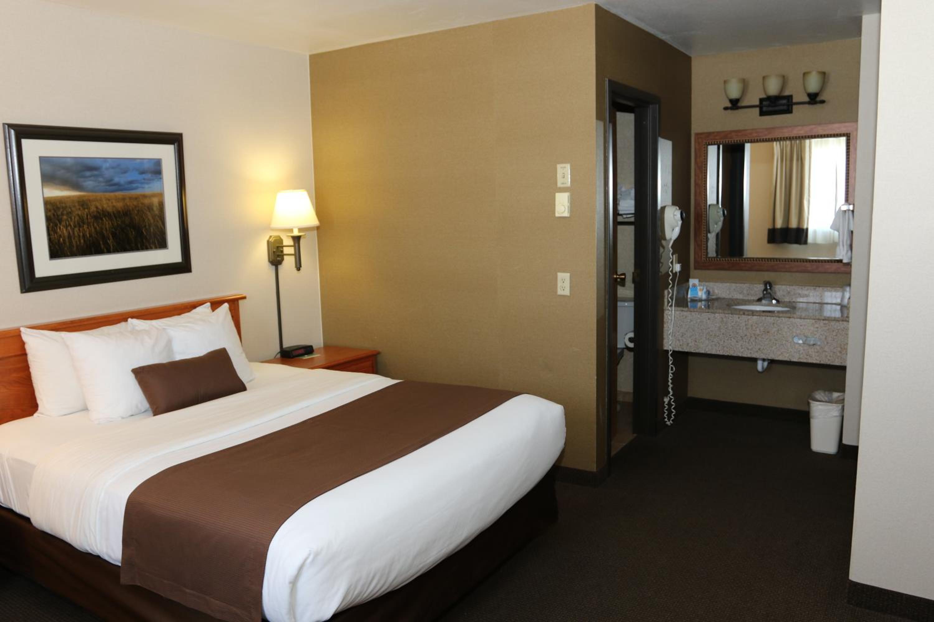 1 Queen Bed - Mob Acc RI Shwr Nsmk Micfridg