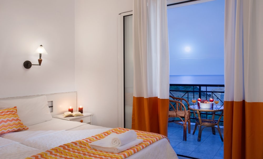Iris Beach Hotel 4/41