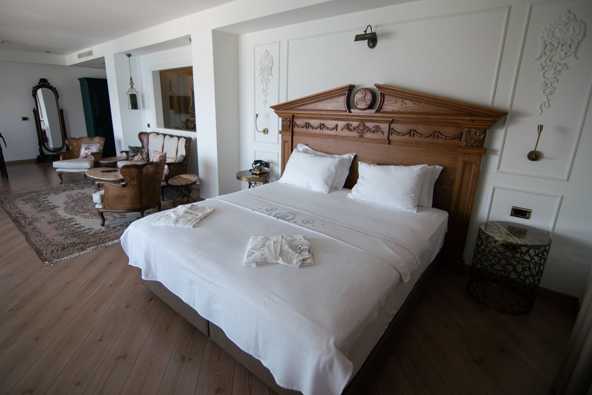 Classic, Twin Beds, Land View