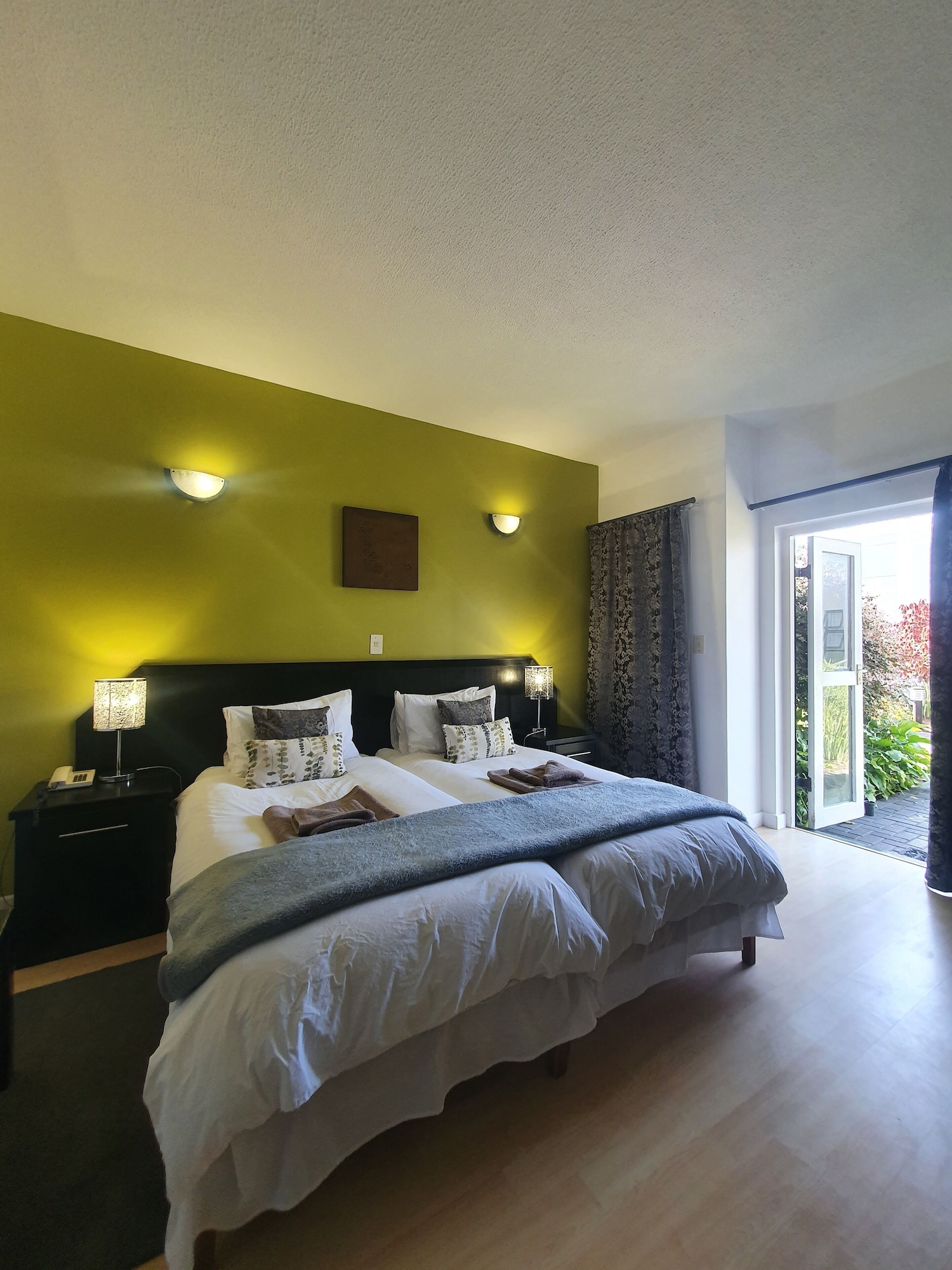ROOM, TWIN BEDS