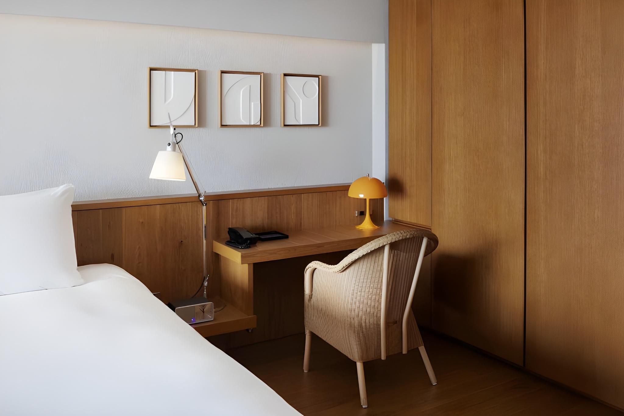 Grand, Club, Twin Beds, Middle Floor