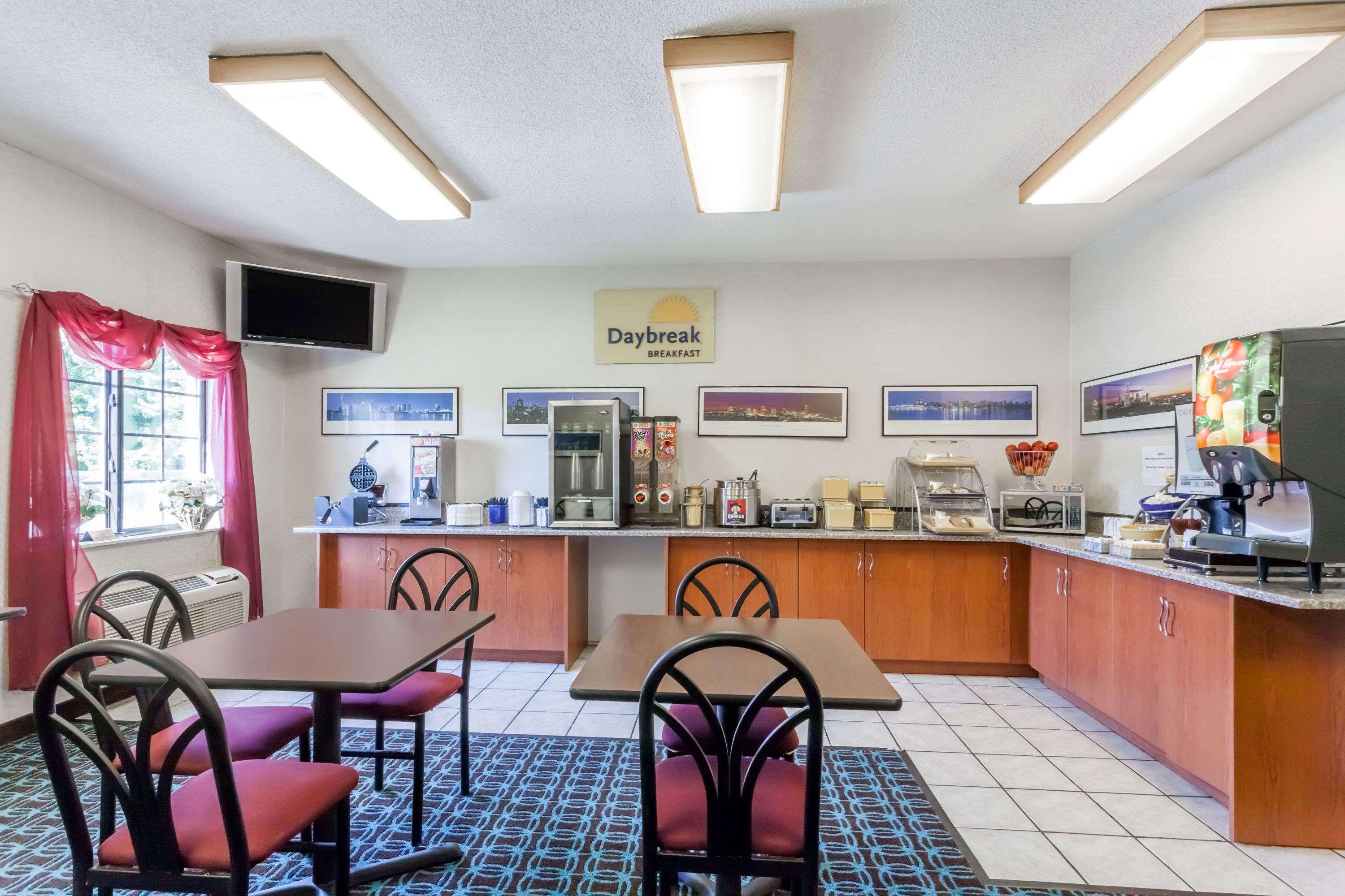 Days Inn & Suites by Wyndham Cambridge 21/30