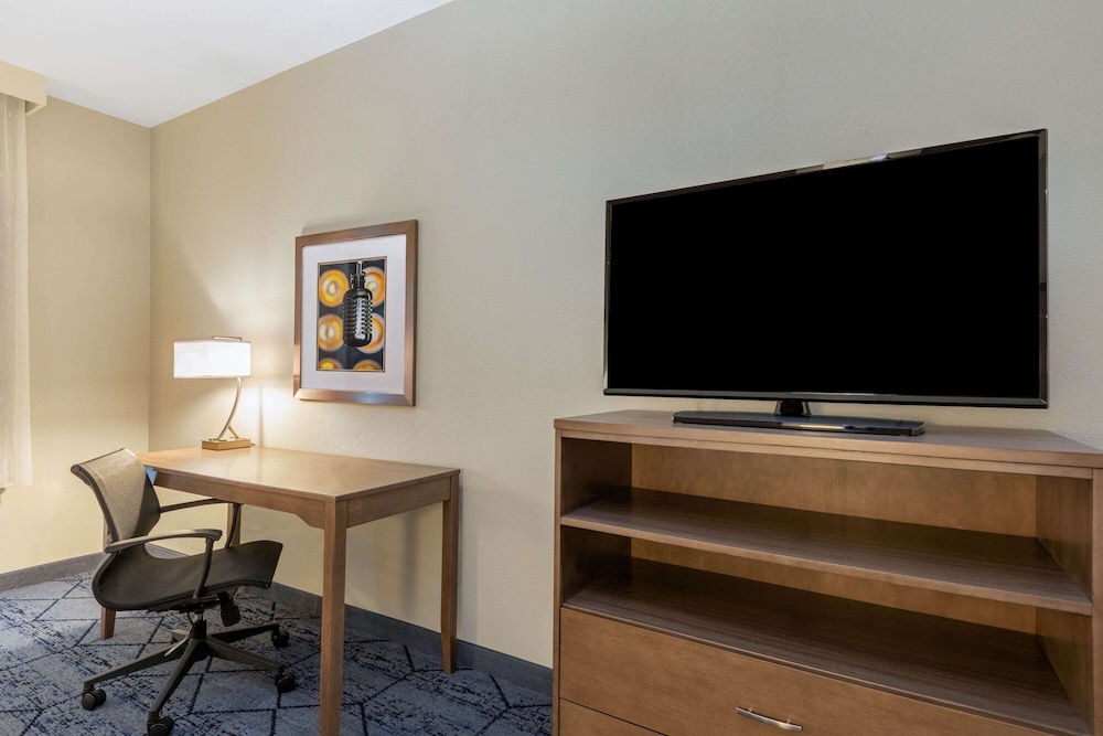 La Quinta Inn & Suites by Wyndham Kansas City Beacon Hill 30/44