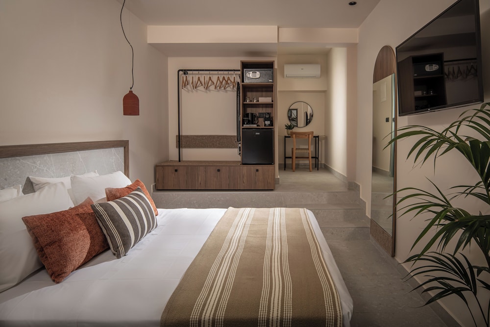 Urban, King Bed, Outdoor Jetted Tub, Enorme Infinity Beach 7/10