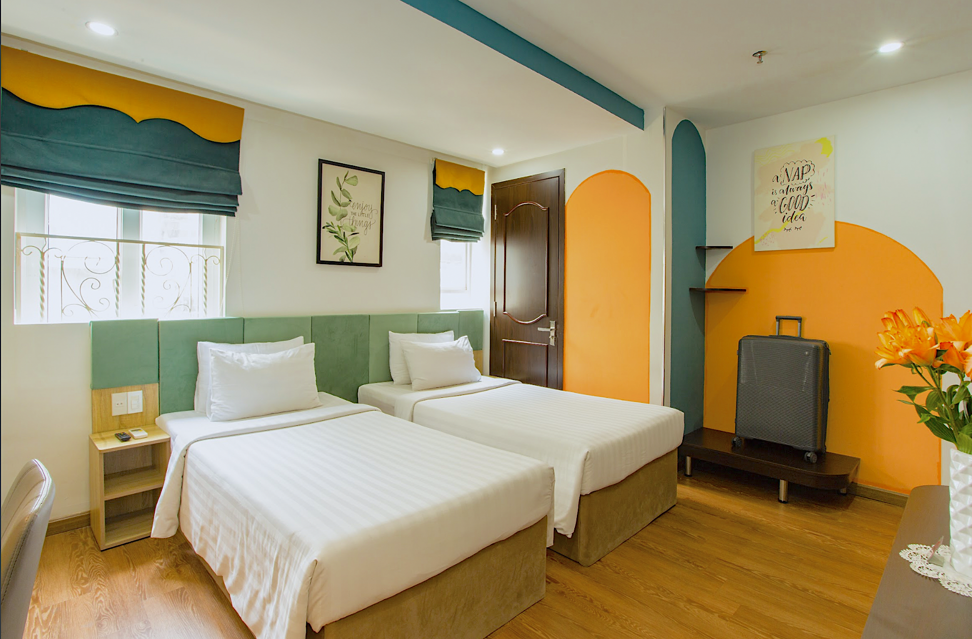 Premier, Twin Beds, with View