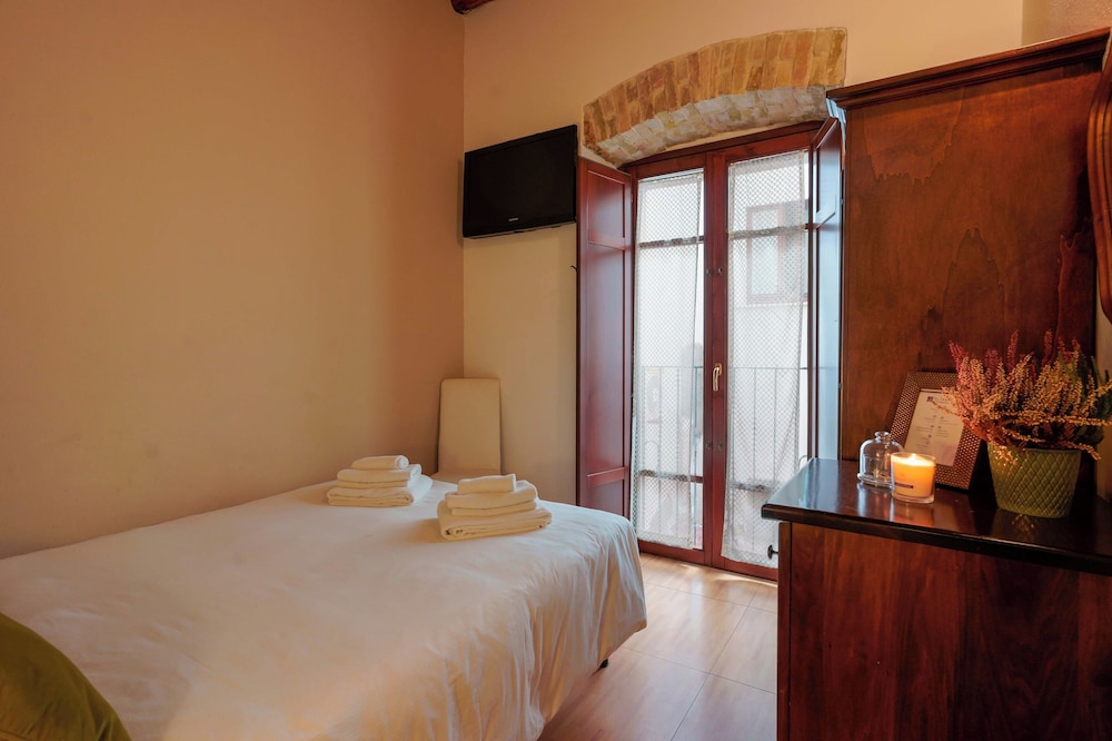 ROOM, SINGLE
