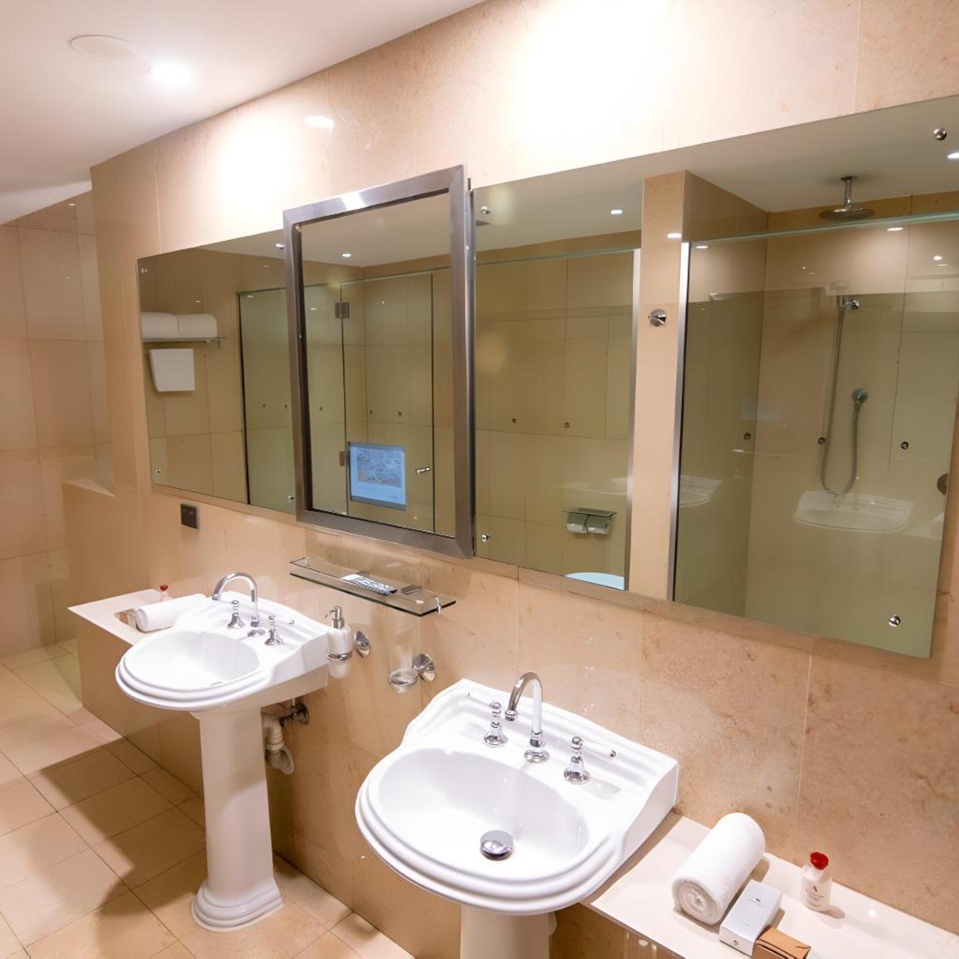 Suite, Dara Wing