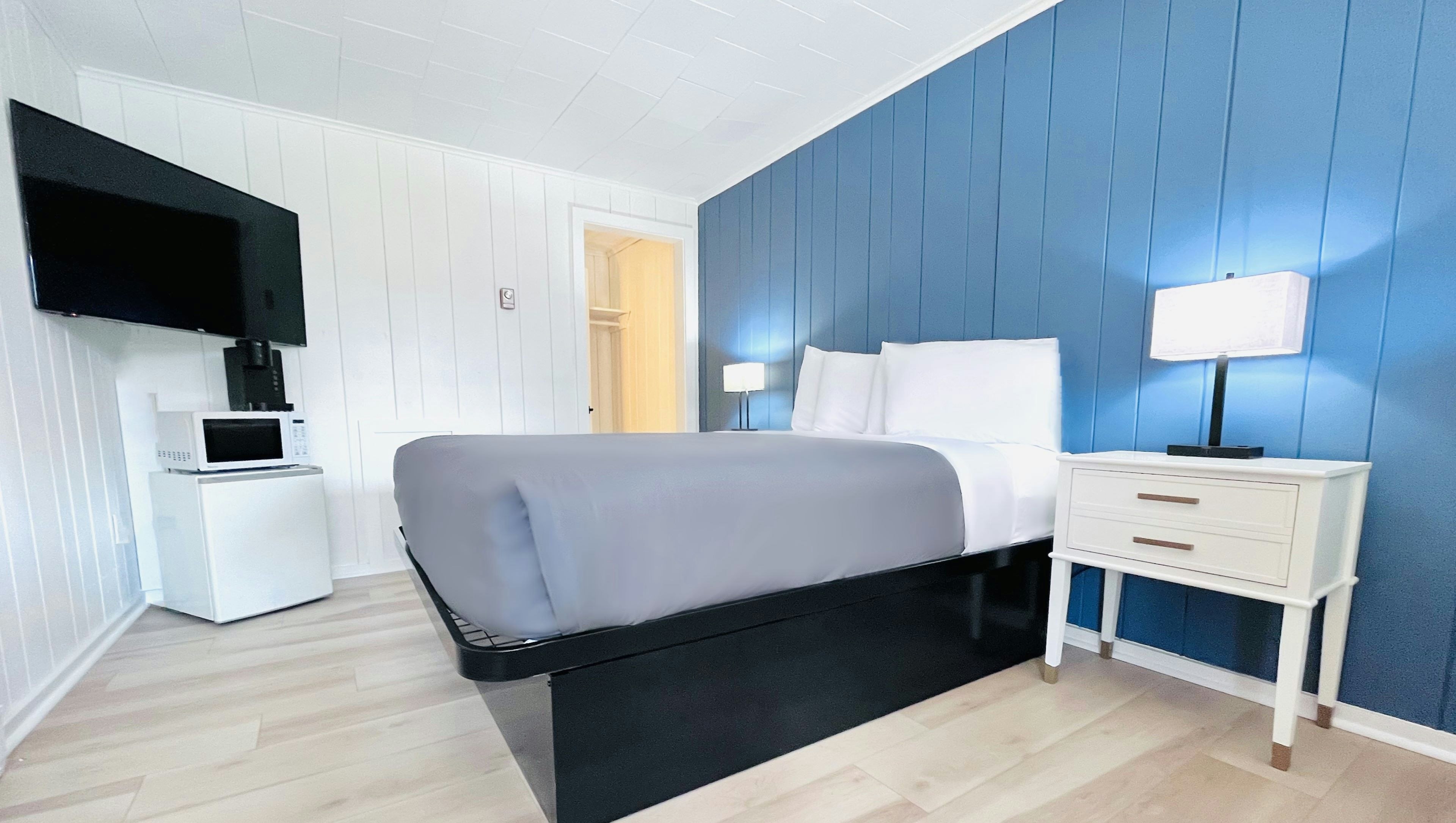 Room, Queen Bed, North Side