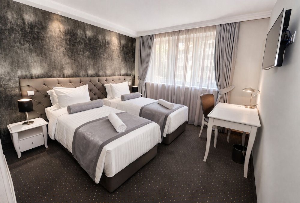 ECONOMY, DOUBLE OR TWIN BED