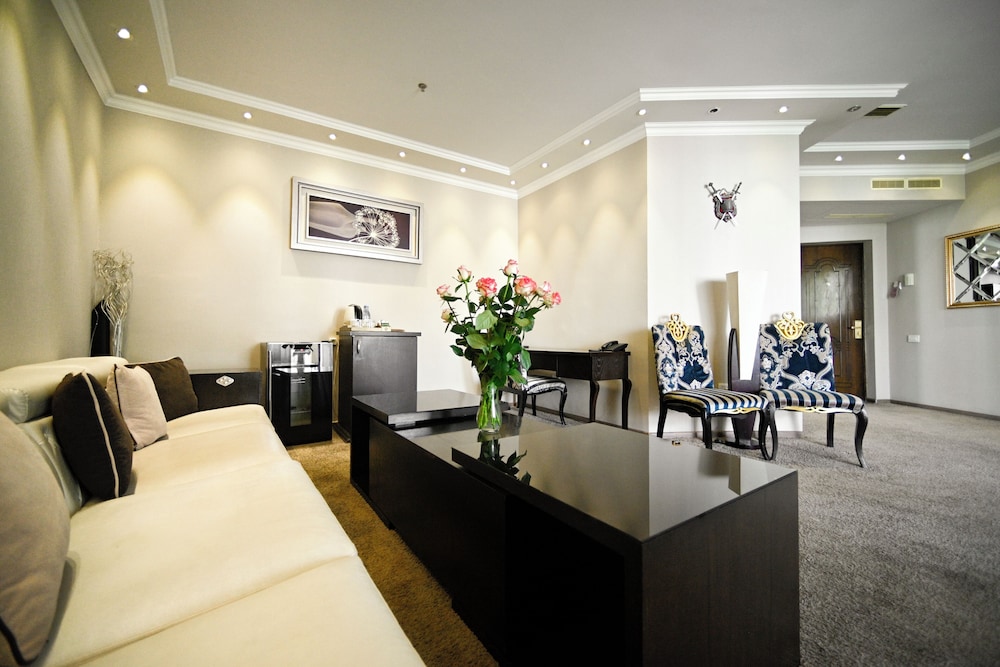 IMPERIAL PALACE HOTEL 57/73