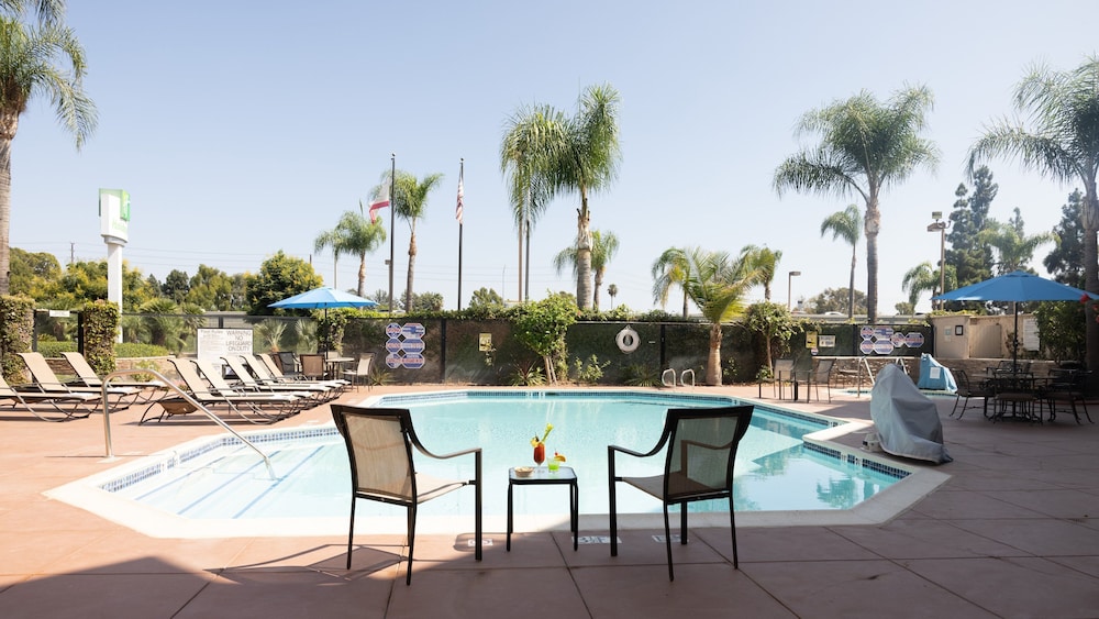 Holiday Inn Orange County Airport 3/57
